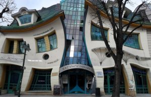 Кривата къща Полша